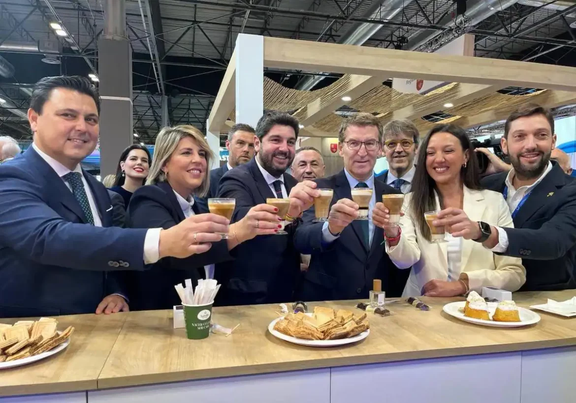 Feijóo se toma un asiático en Fitur: «La Región de Murcia es alegre»