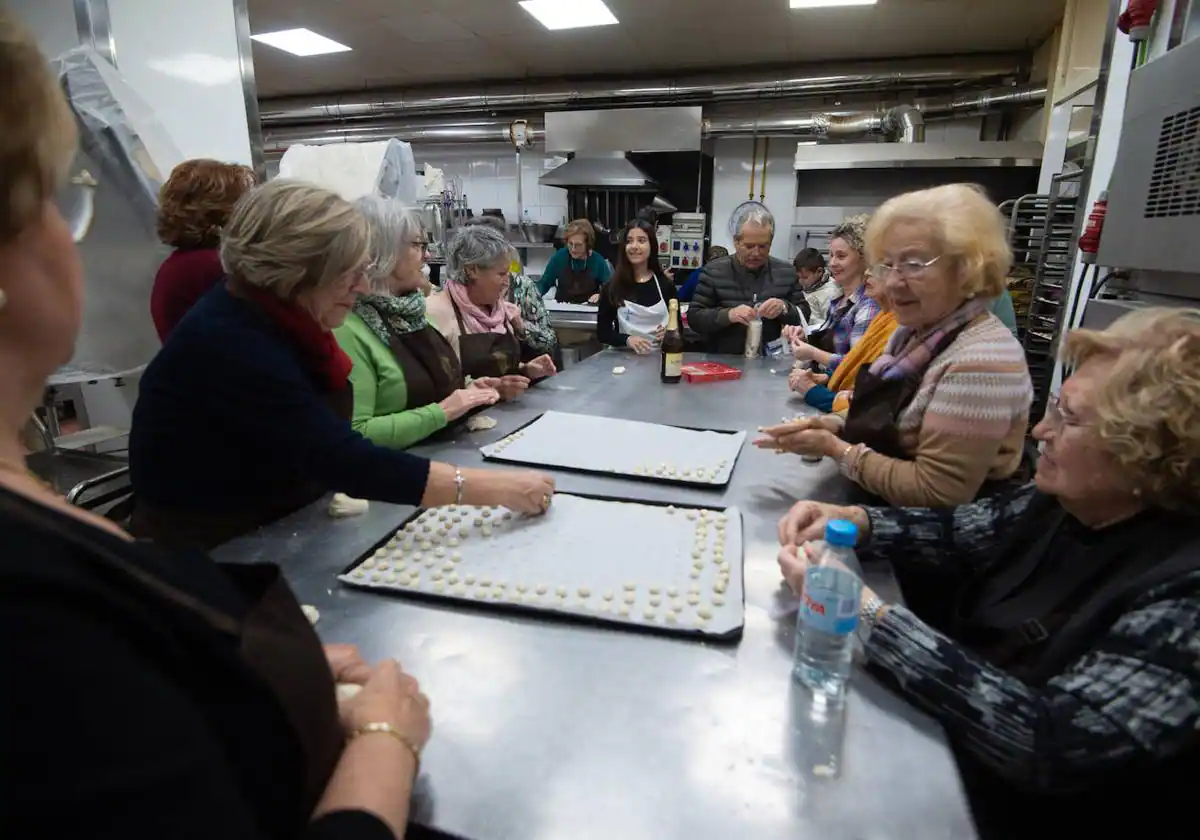 Las voluntarias acaban de amasar los panecillos de San Antón para su reparto el viernes