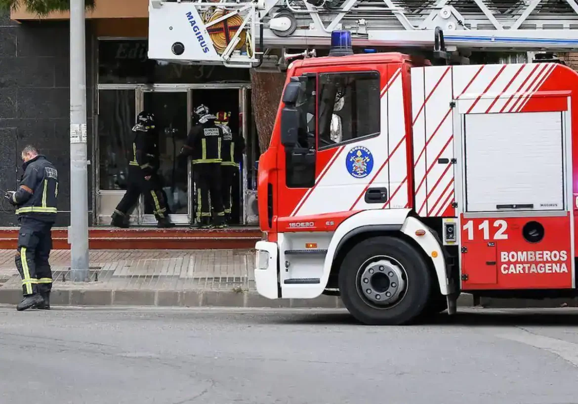 Sofocan un incendio en La Unión tras arder una instalación de placas solares en una vivienda