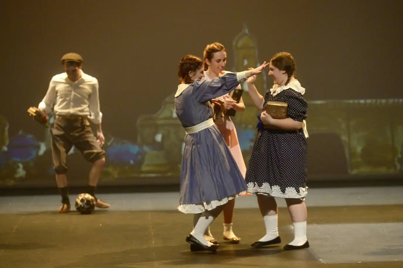 El público llena el Teatro Circo de Murcia en el estreno de 'Nuestra ciudad. Murcia 1933'