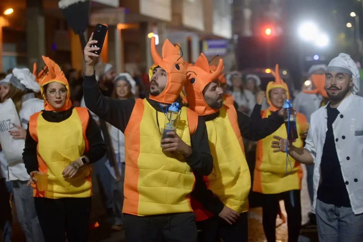 Primer desfile de comparsas en Beniaján