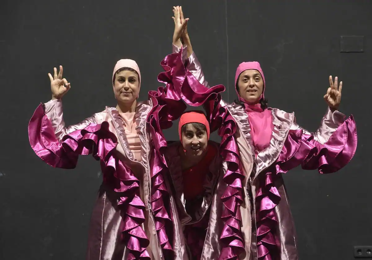 uLas actrices Andrea Pacheco, Elia Estrada y Beatriz Maciá emulan sobre el escenario, con su cuerpo y su vestuario, una vagina.