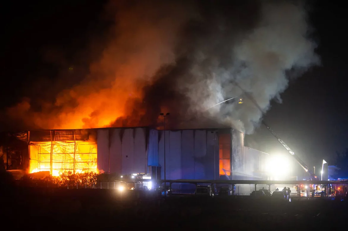 Arde una nave de la firma de especias Sabater en Cabezo de Torres
