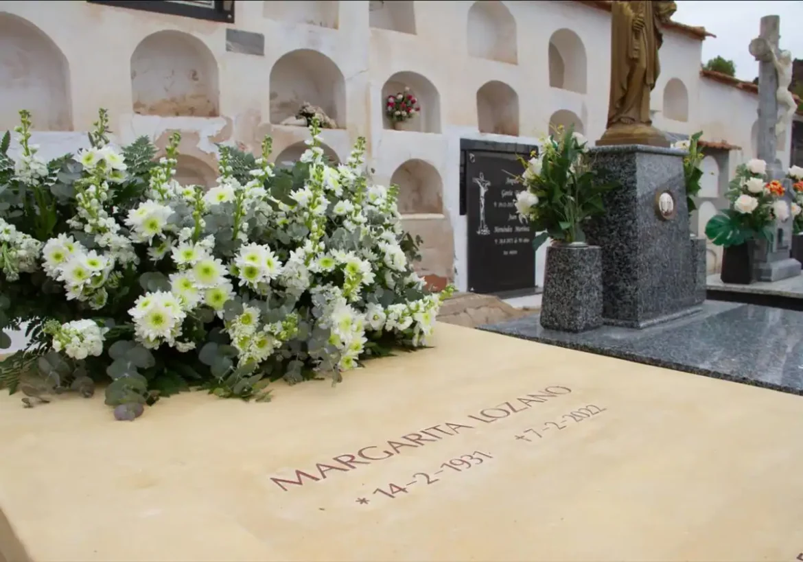 Una tumba de piedra de Lorca arropa a Margarita Lozano