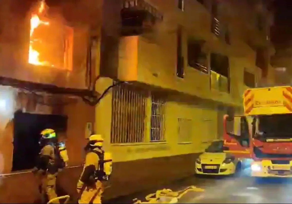 Arde una vivienda okupada en el centro de Torrevieja