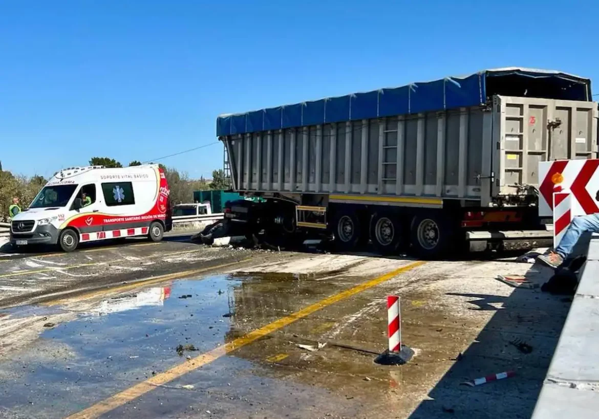 Un camionero resulta herido en la cabeza al chocar contra balizas de cemento en Alcantarilla