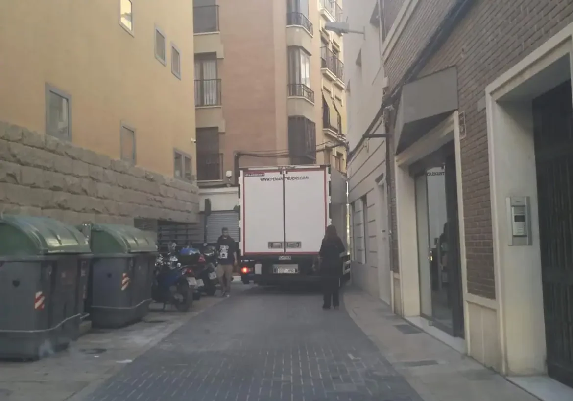 Un camión queda atascado en un callejón del centro de Murcia
