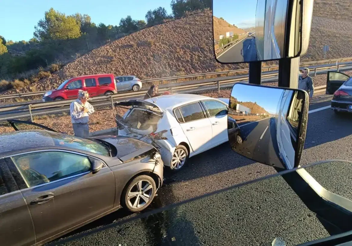 Un accidente múltiple provoca varios kilómetros de retención en la autovía A-7, entre Murcia y Alcantarilla
