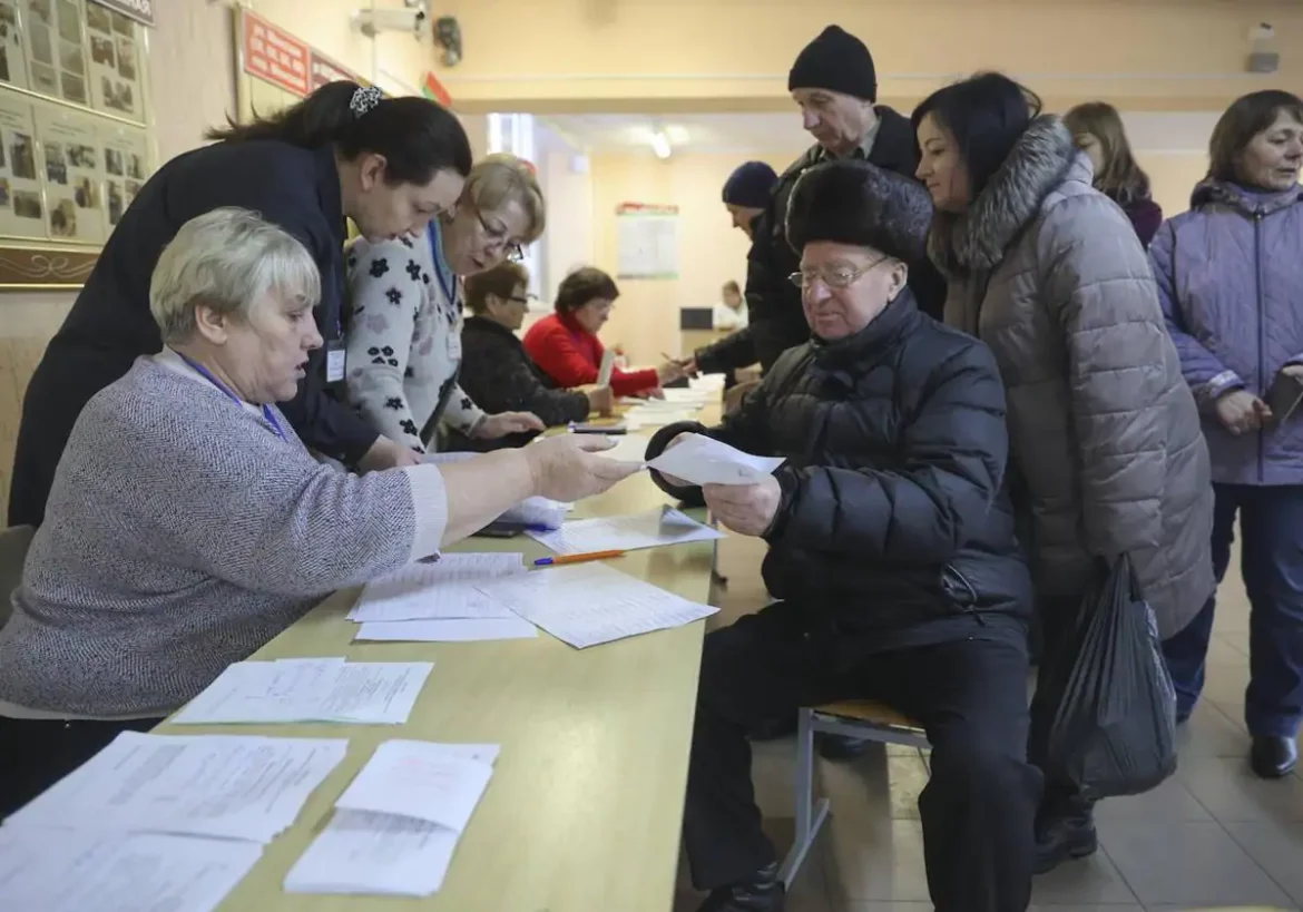 Bielorrusia acude a votar sin rastro de la oposición, que llama a boicotear las elecciones