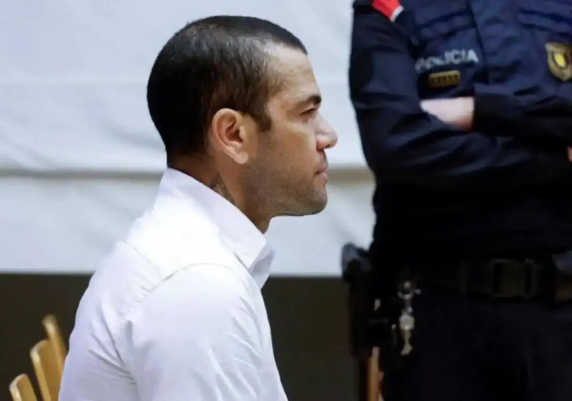 Un compañero de Dani Alves explica cómo es su vida en prisión: «El juicio lo da por perdido»