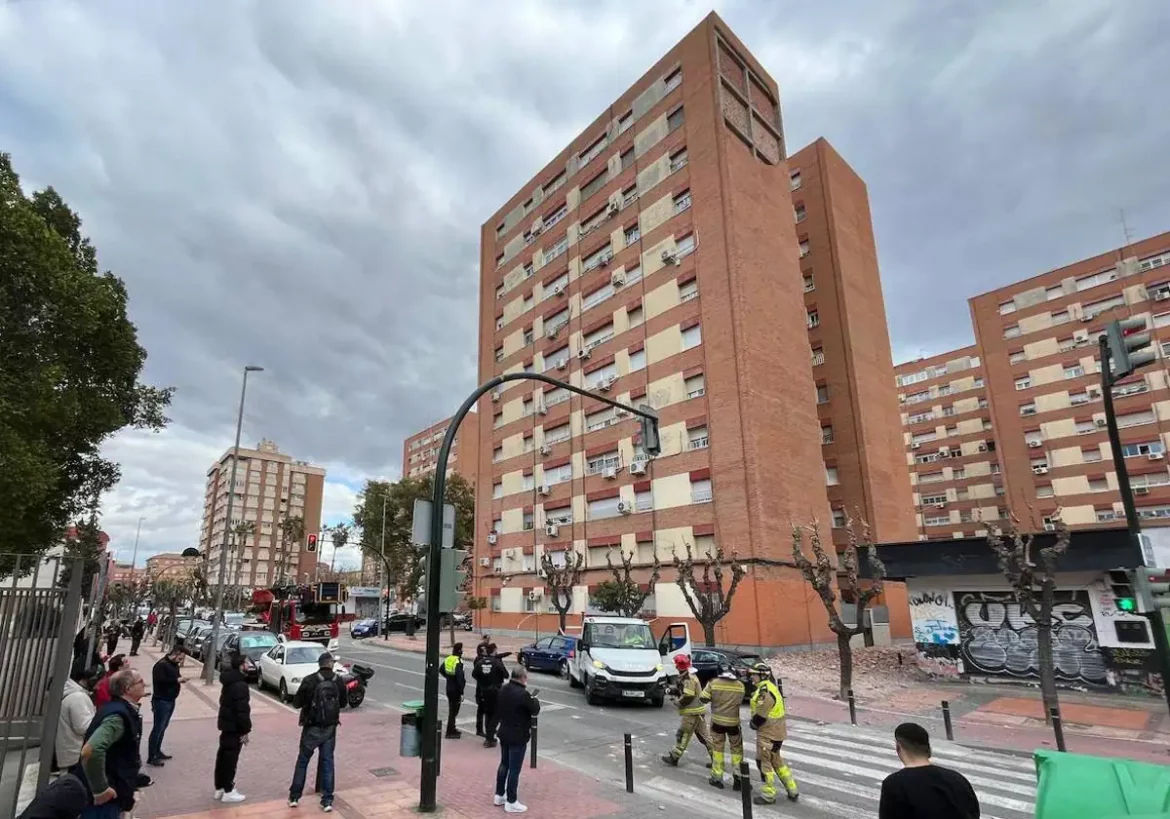 Se derrumba parte de la fachada de un edificio en Murcia