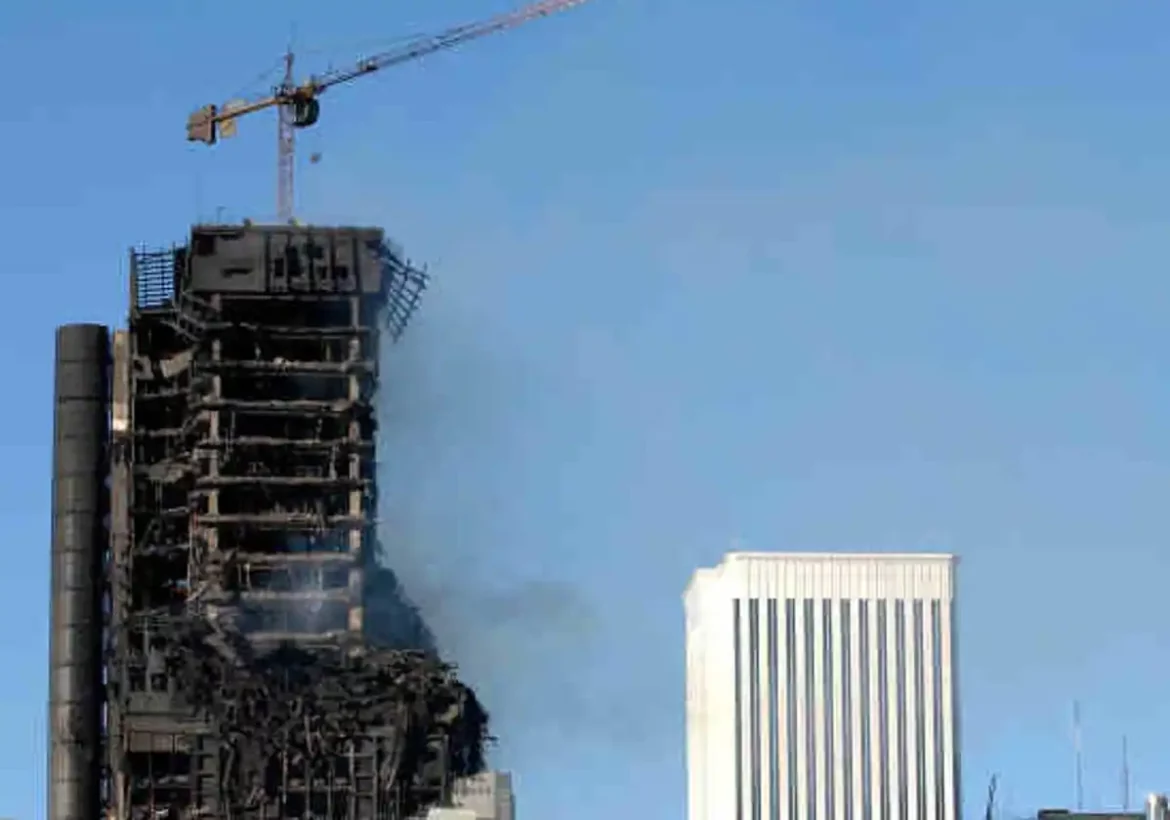 ¿Cómo se decide si un edificio afectado por un incendio se puede reparar o debe demolerse?