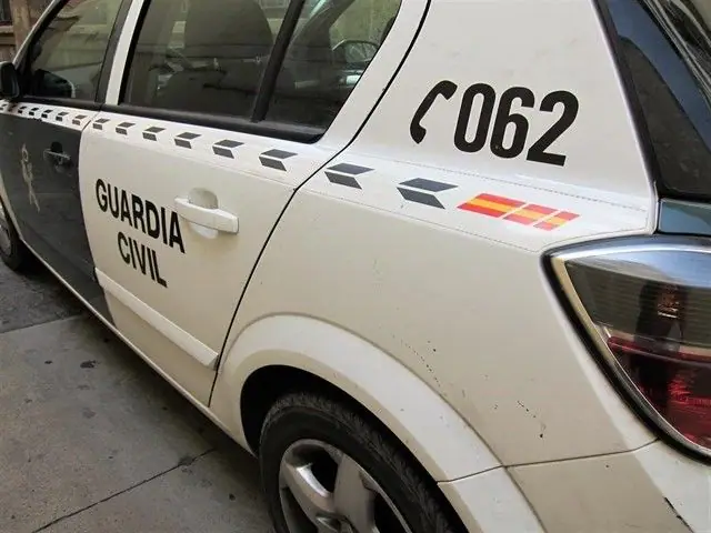 La Guardia Civil busca a un hombre por asesinar a navajazos a su pareja en Alicante