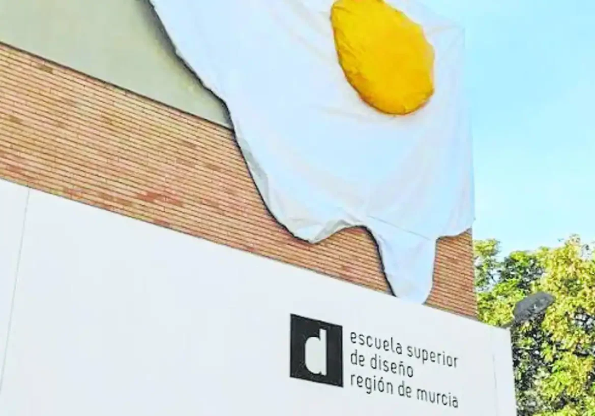 Un edificio con un huevo colgandero