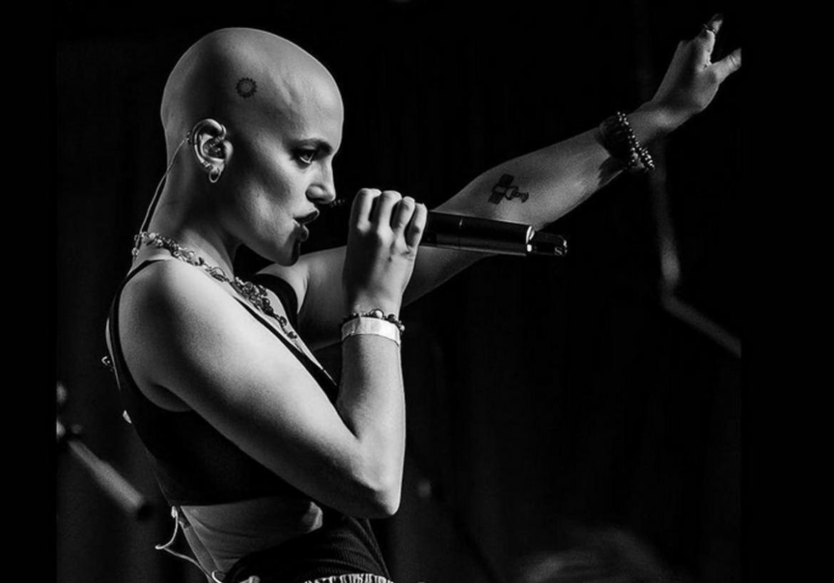 Una madre con cáncer terminal escribe una canción para ayudar a su hijo de 7 años tras su muerte