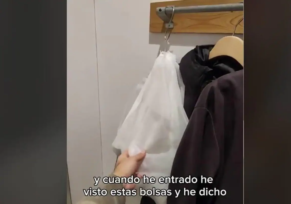 Un español muestra el extraño detalle de los probadores de ropa de Japón: «Creía que era para los pies»