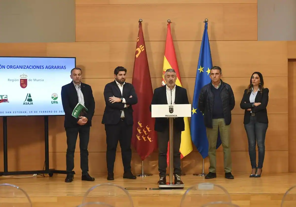 Marcos Alarcón (UPA) toma la palabra durante la rueda de prensa posterior a la reunión que ha mantenido junto al presidente autonómico, José Miguel Marín (COAG) y Alfonso Gálvez (Asaja).