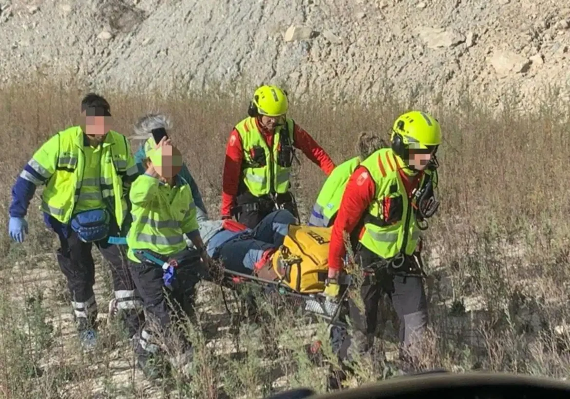 Rescatan a una senderista francesa que se precipitó por un barranco en un embalse de Alhama