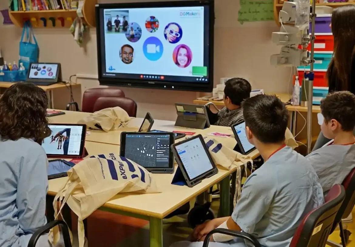 Alumnos de Secundaria imparten talleres sobre tecnología a estudiantes ingresados en la Arrixaca