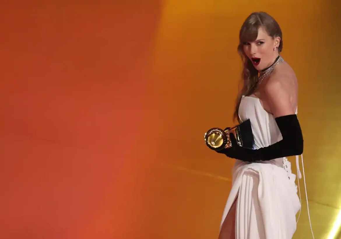 Taylor Swift hace historia en los Grammy al recibir su cuarto premio al álbum del año