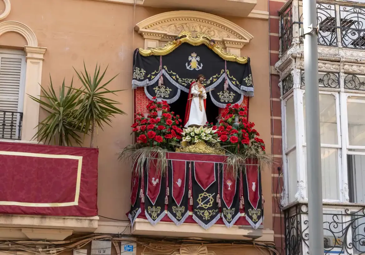 Diez balcones participan en el IX Concurso de Embellecimiento Fachadas de Semana Santa de Cartagena