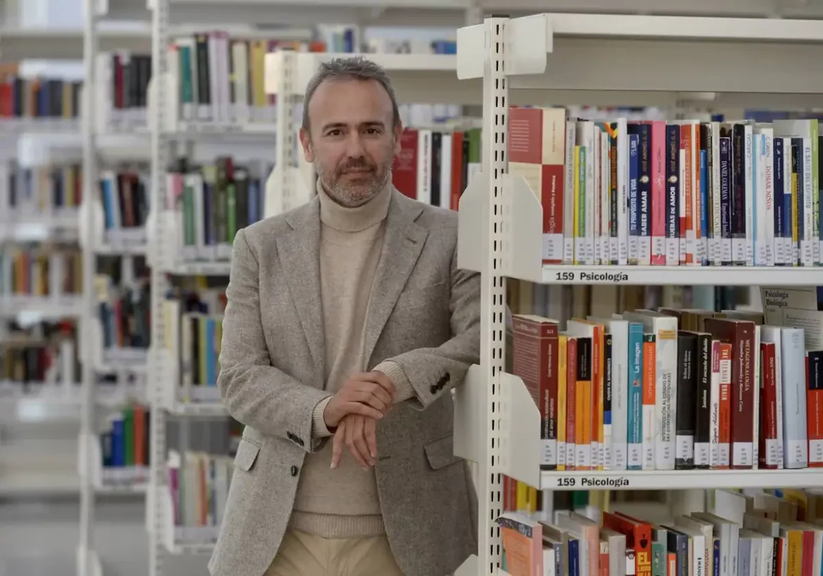 Juan José Lara, director de la Biblioteca Regional, entre los finalistas del Premio Azorín