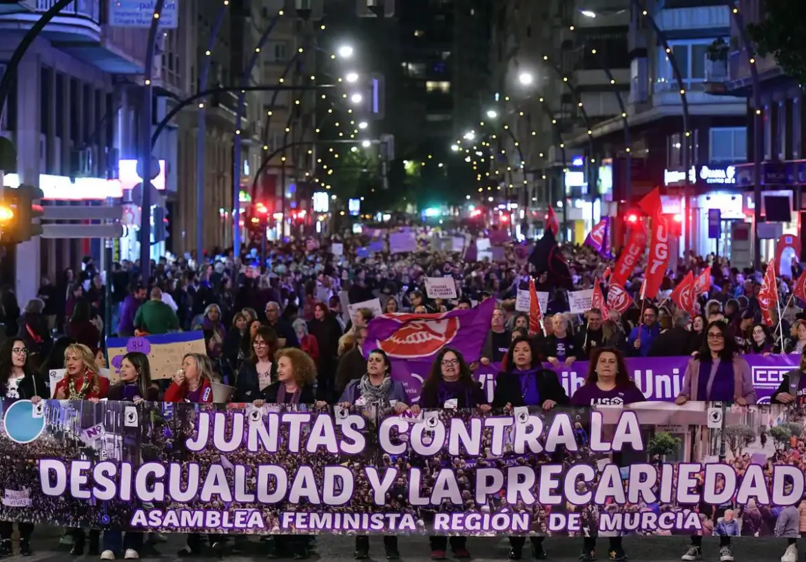 Multitudinaria marcha feminista en Murcia por la igualdad y contra la precariedad laboral