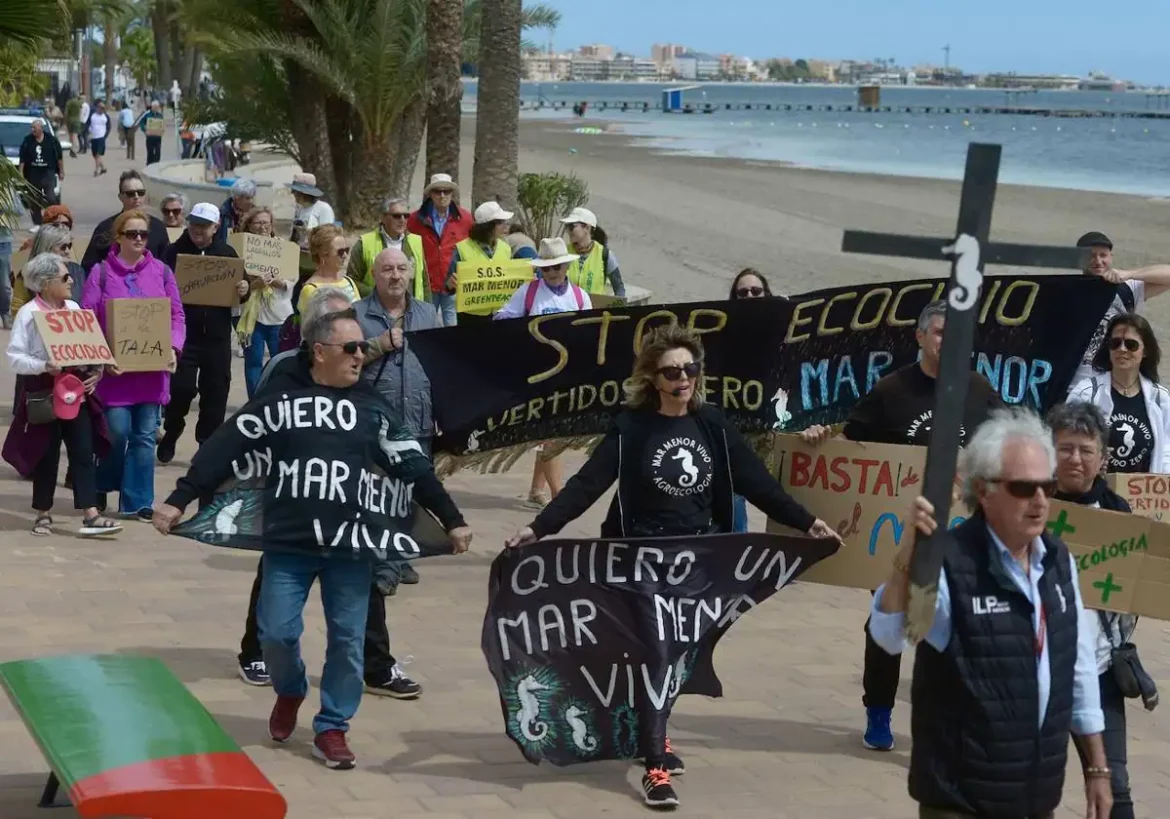 Una decena de colectivos claman en San Javier para que se proteja el Mar Menor