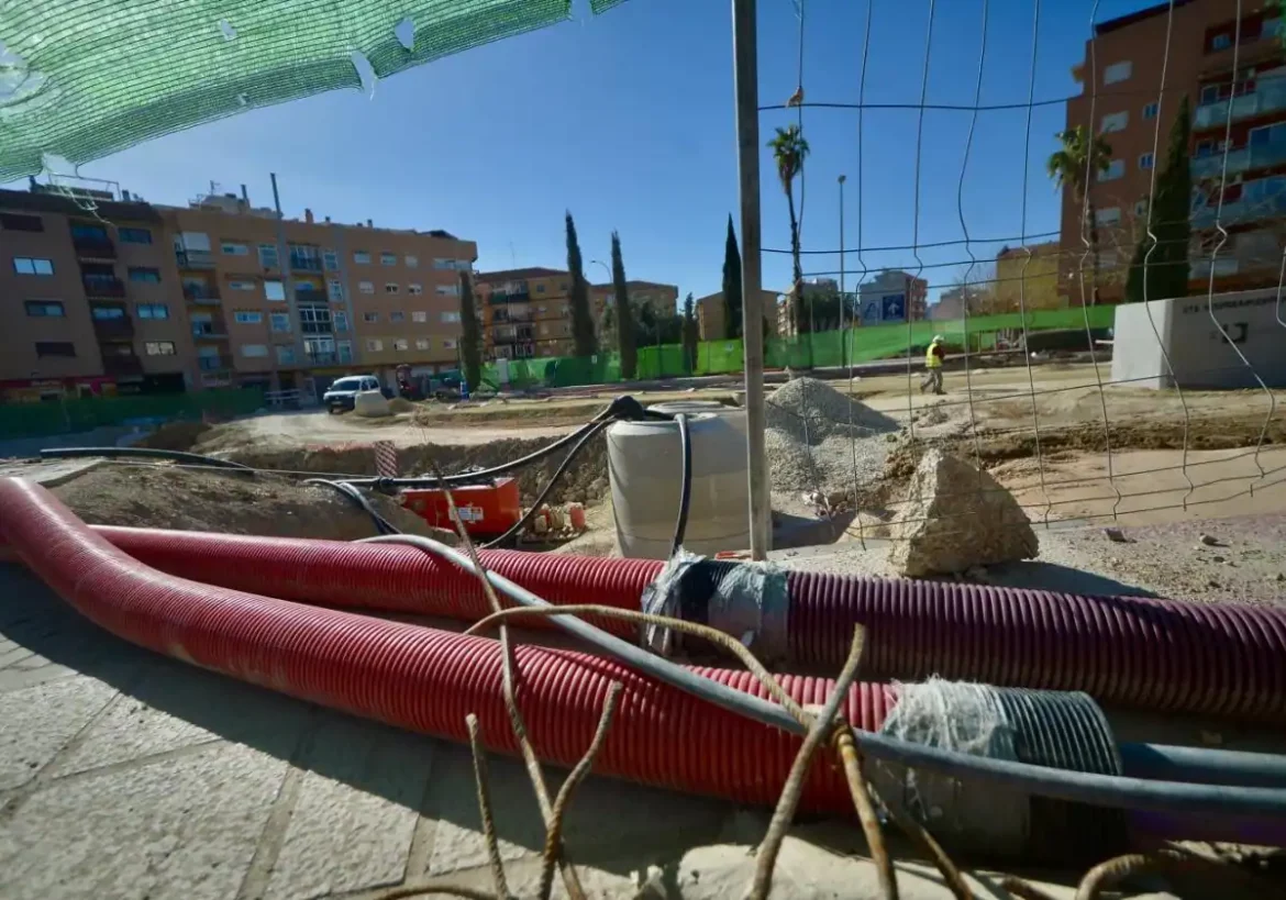 La rotura de un brazal de la acequia obliga a Adif a achicar agua en Barriomar