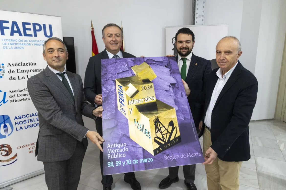 El velocirraptor, estrella de la Feria de Minerales y Fósiles de La Unión
