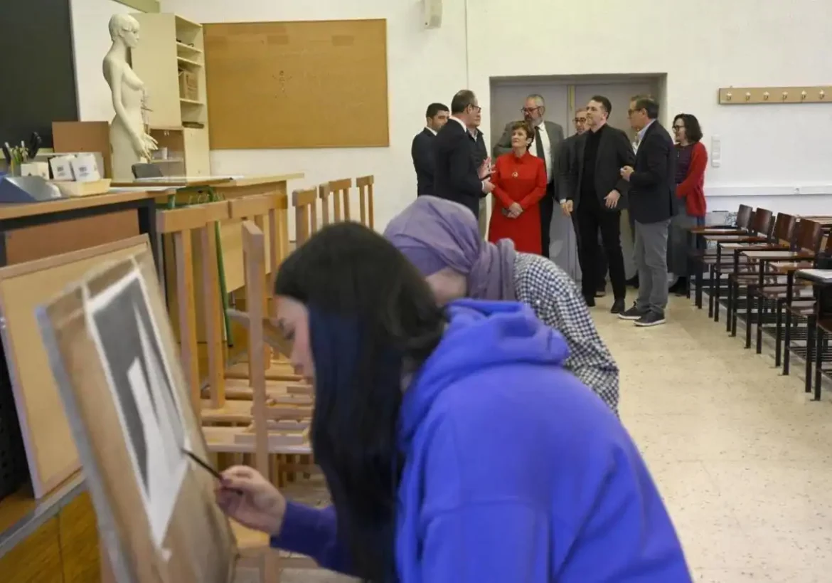 Los 355 alumnos de Diseño desalojados se instalan en la antigua Facultad de Medicina