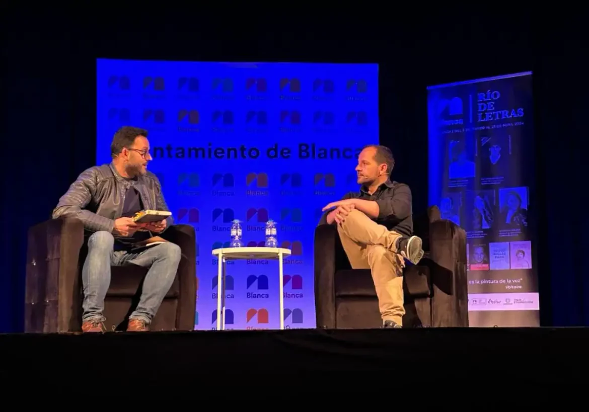 Lleno en el Victoria de Blanca para escuchar al cómico Ángel Martín