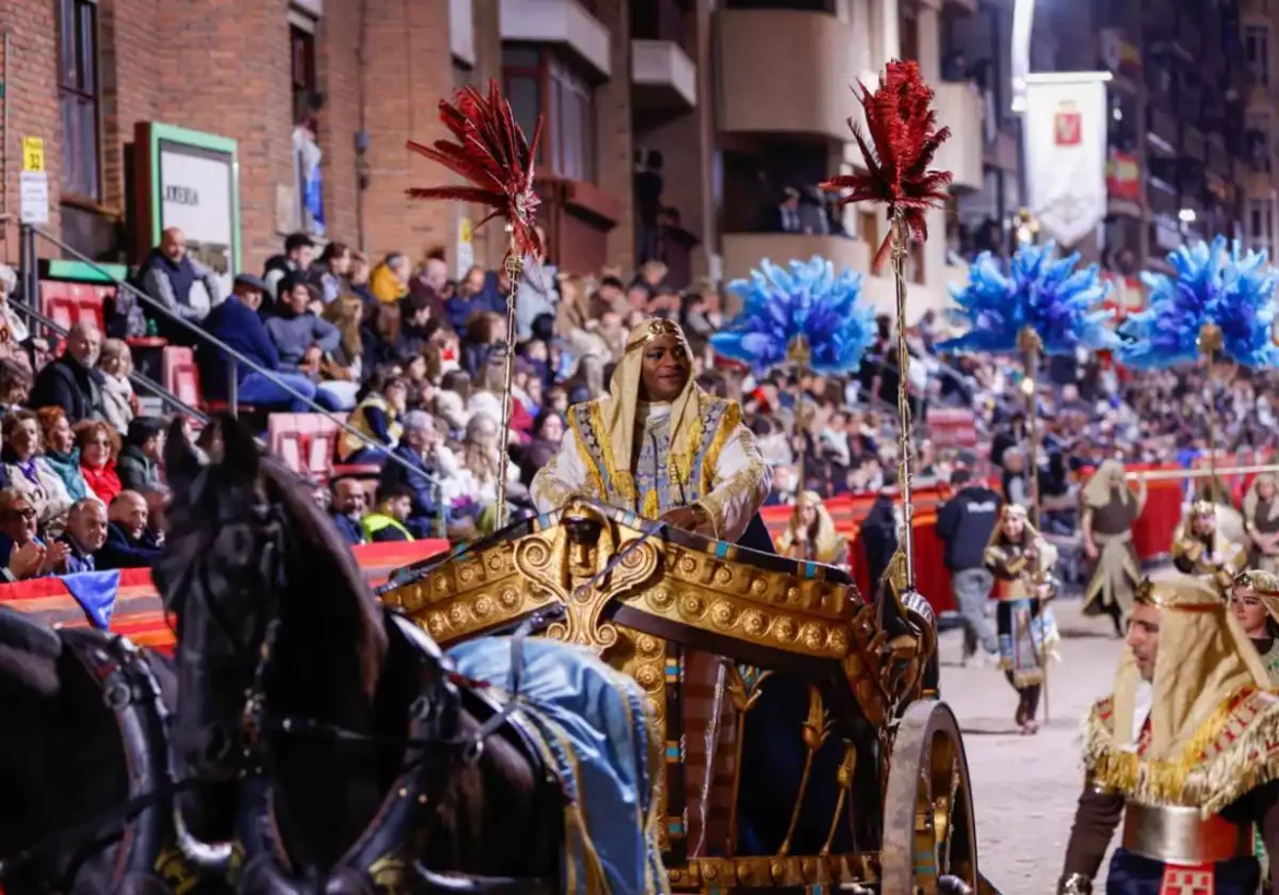 El padre Kenneth hace historia en la procesión egipcia del Paso Azul