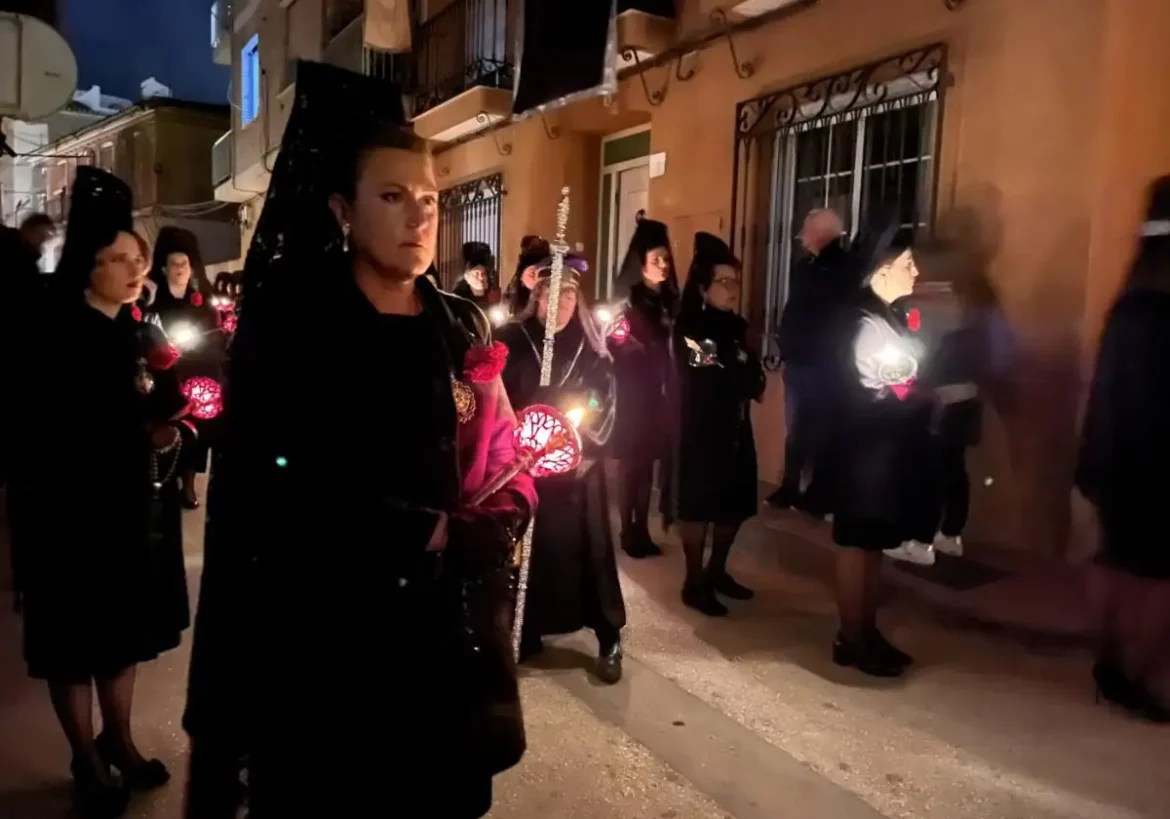 Más de 200 manolas se unen con velas a la Procesión del Silencio de Totana