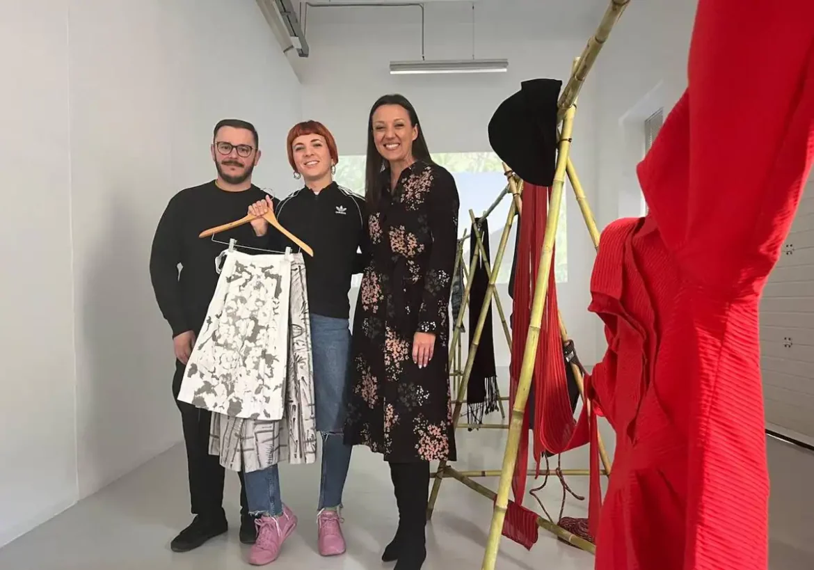 La diseñadora Alexandra Cánovas del Rey presenta su reinterpretación del traje huertano en el Centro Párraga de Murcia