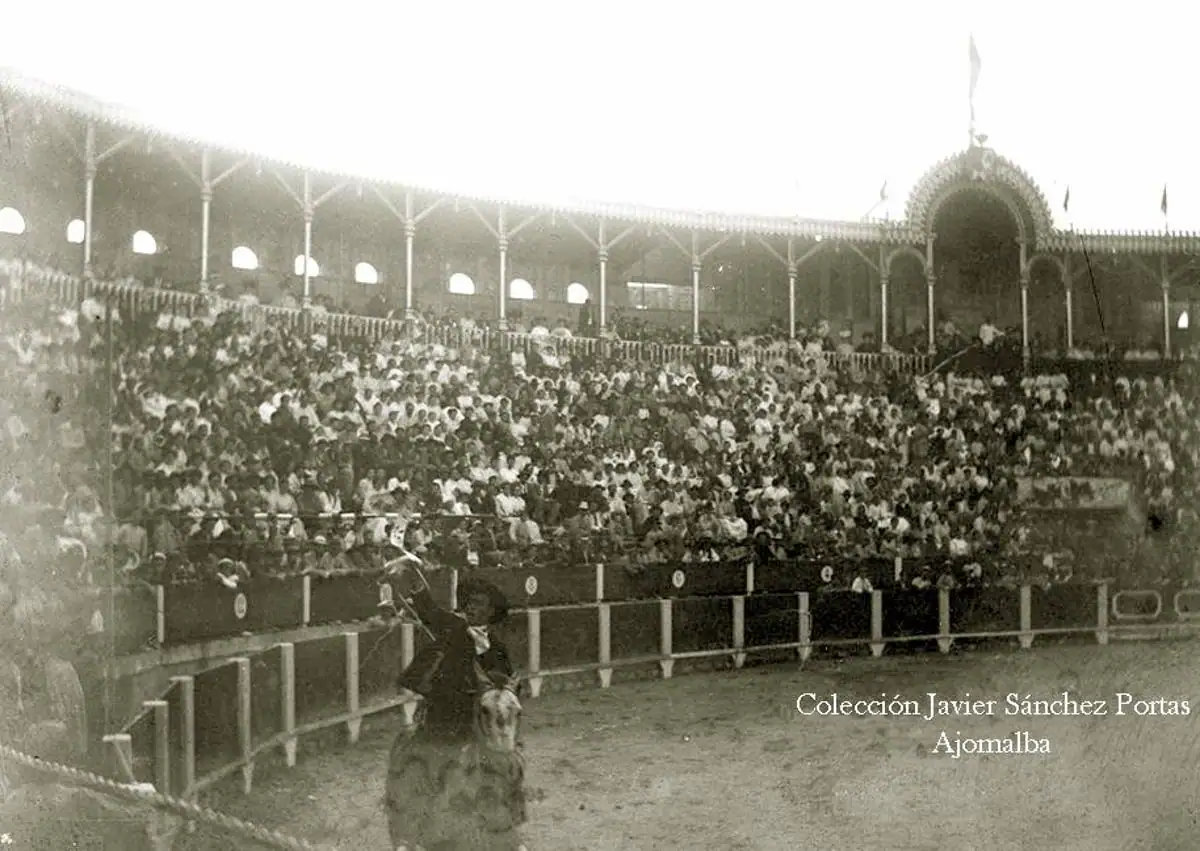 Imagen secundaria 1 - La plaza se inauguró en 1907 con una corrida de la ganadería de Arriba Hermanos, que lidiaron los diestros Enrique Vargas 'Minuto', Manuel Mejías 'Bienvenida' y José Moreno 'Lagartijillo Chico'. La capacidad era de 7.000 localidades.