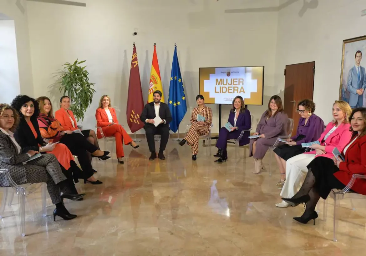 El Gobierno regional presenta una guía de recursos para mujeres emprendedoras