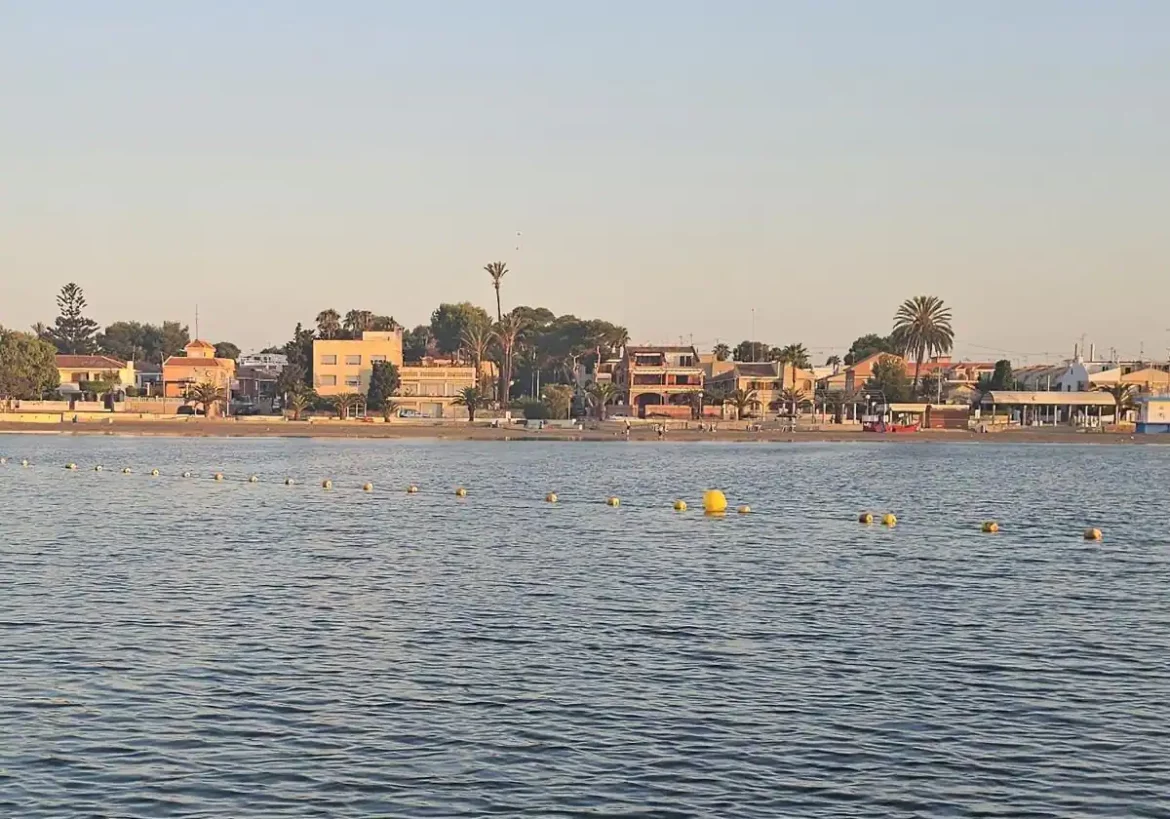 El balizamiento de 60 playas en el Mar Menor evitará la instrusión de embarcaciones