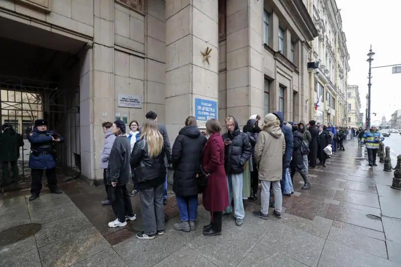 Ataques con drones, asaltos cibernéticos y fotos de jóvenes votando, así es la última jornada electoral de Rusia