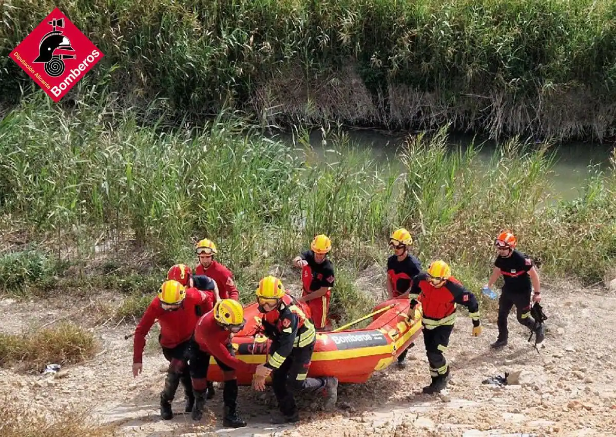 Imagen secundaria 1 - Muere un joven de 15 años tras meterse al río Segura en Almoradí