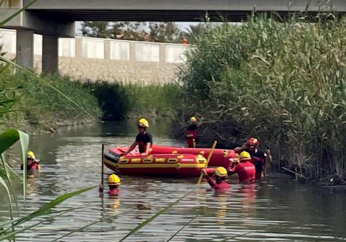 Imagen principal - Muere un joven de 15 años tras meterse al río Segura en Almoradí