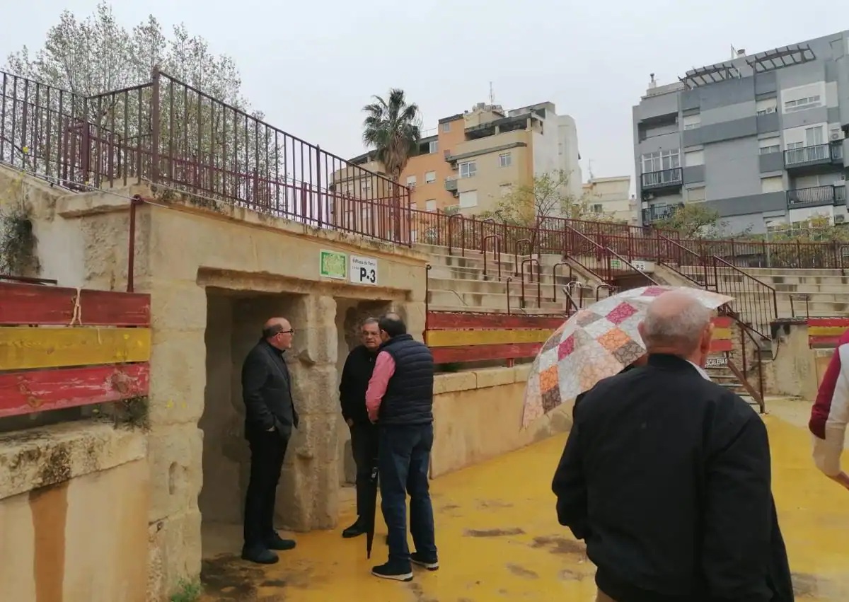 Imagen secundaria 1 - Aficionados taurinos de Orihuela recibían ayer al 'Niño de la Capea', que se interesó por conocer el estado actual de la Plaza de Toros.