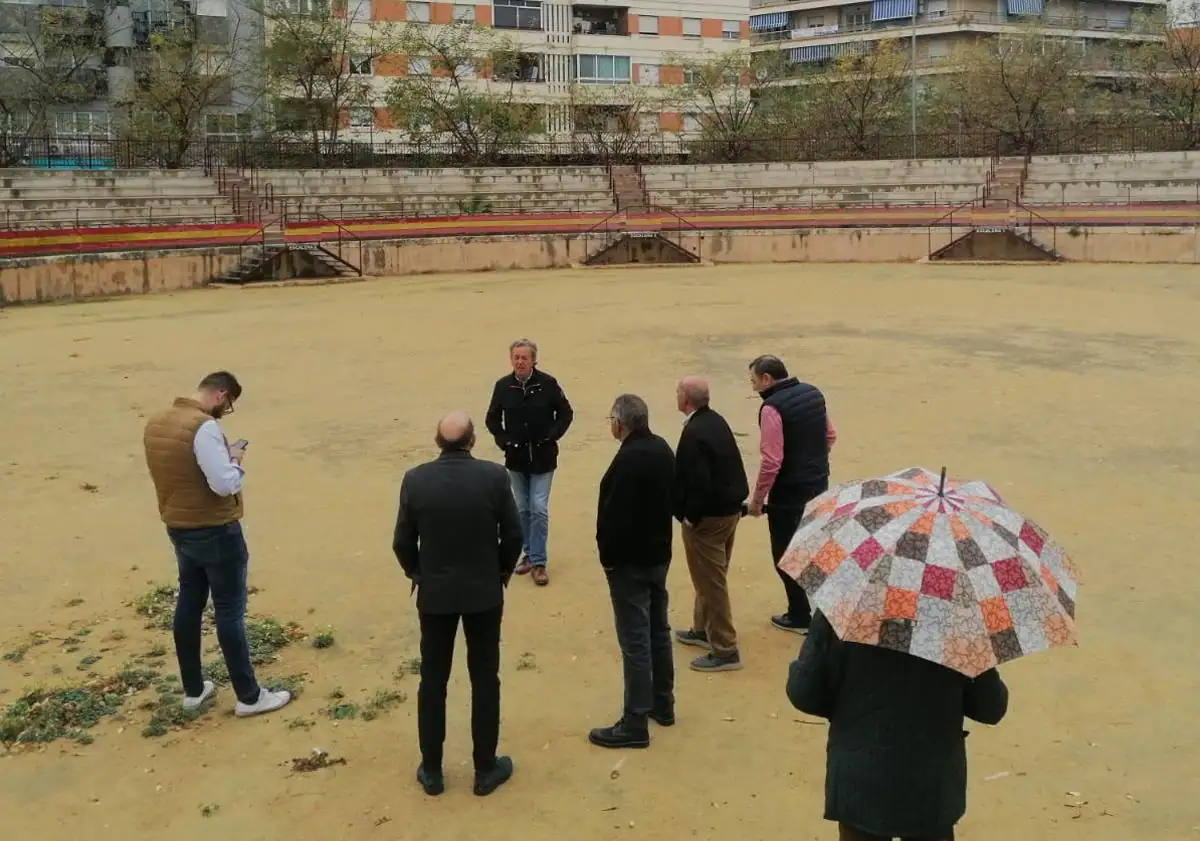 Imagen principal - Aficionados taurinos de Orihuela recibían ayer al 'Niño de la Capea', que se interesó por conocer el estado actual de la Plaza de Toros.