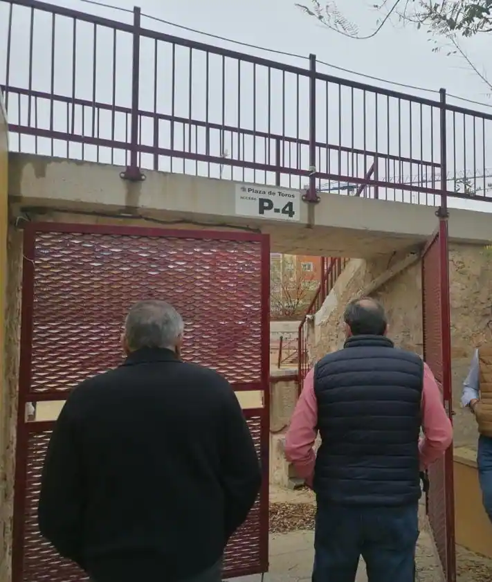Imagen secundaria 2 - Aficionados taurinos de Orihuela recibían ayer al 'Niño de la Capea', que se interesó por conocer el estado actual de la Plaza de Toros.