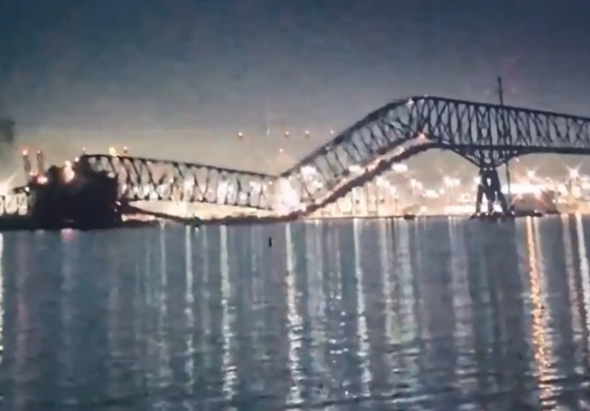 Un carguero derriba el mayor puente de Baltimore y provoca la caída de varios coches al río