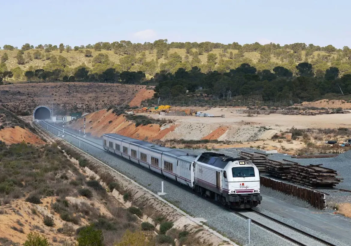 Adif estudia que la línea directa Murcia-Madrid sirva como autopista ferroviaria para mercancías