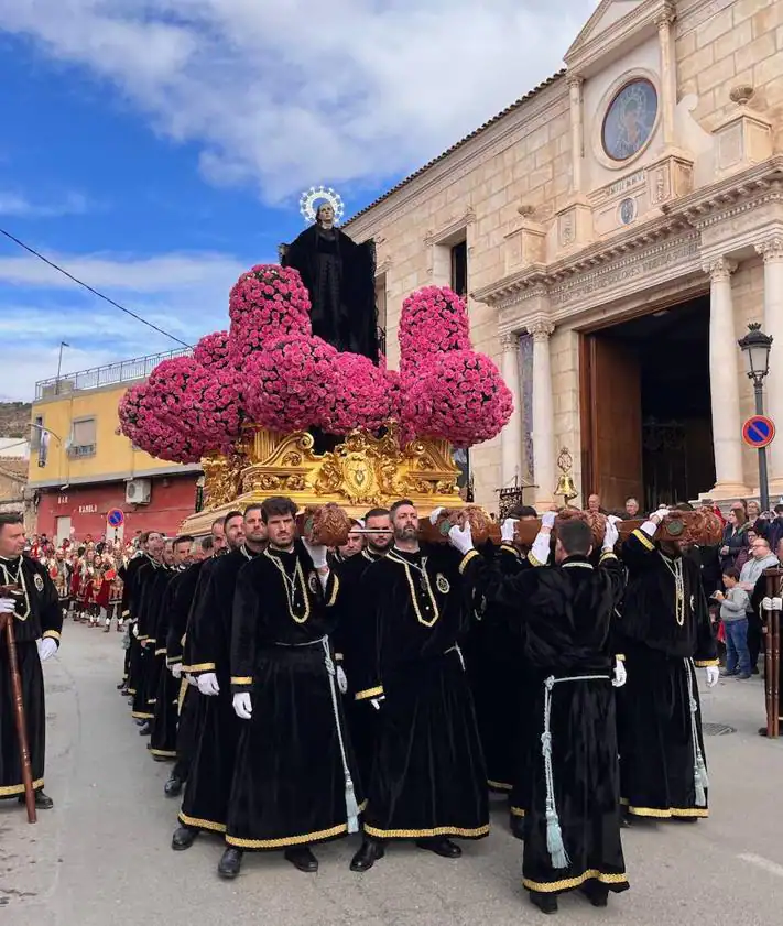 Imagen secundaria 2 - 1. Fieles de San Juan Evangelista posan este domingo tras conocer la noticia. 2. Breve traslado de la Virgen de los Dolores donde representó la caída del manto negro de luto. 