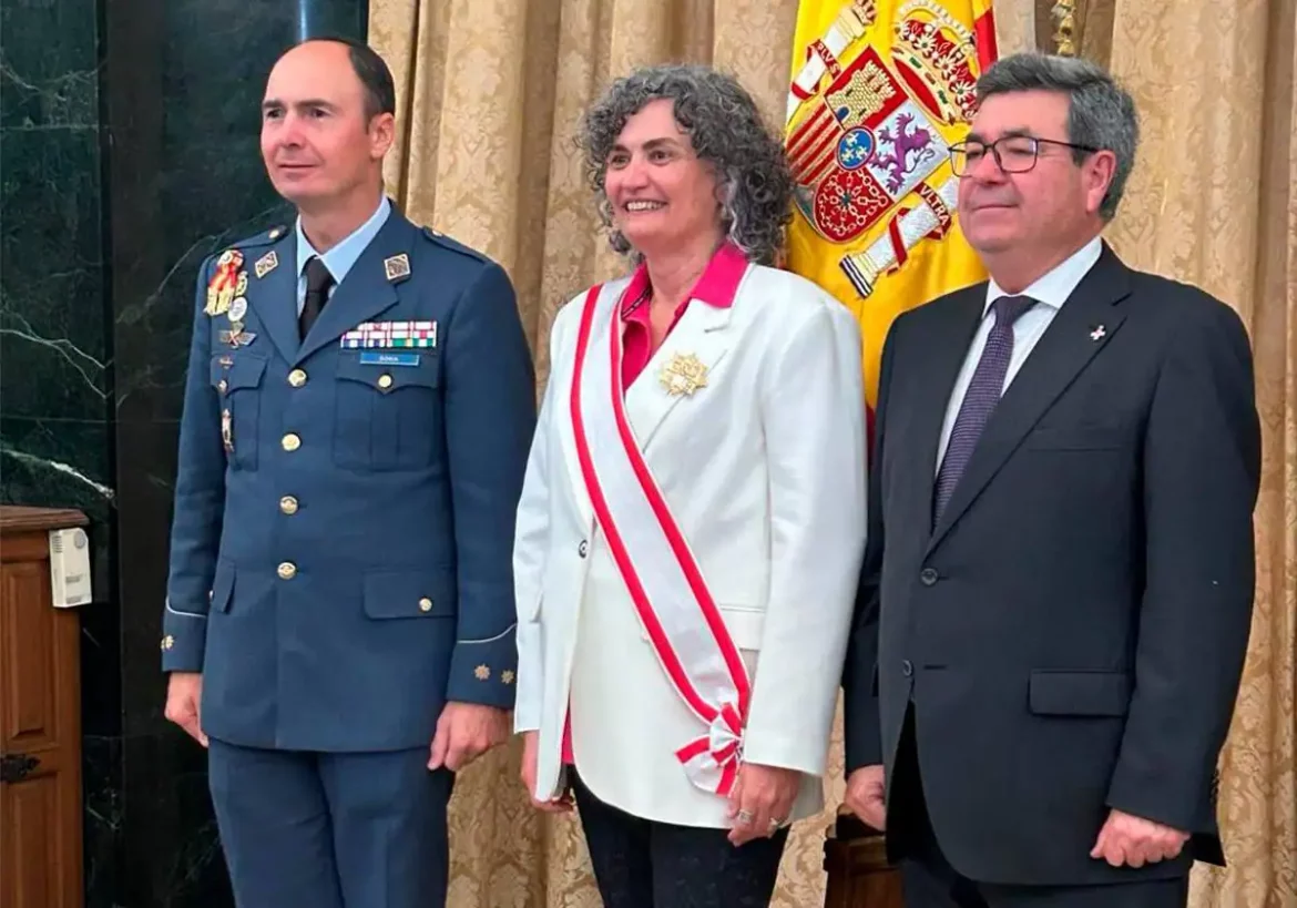 Beatriz Miguel, distinguida con la Gran Cruz del Mérito Aeronáutico por el Ministerio de Defensa