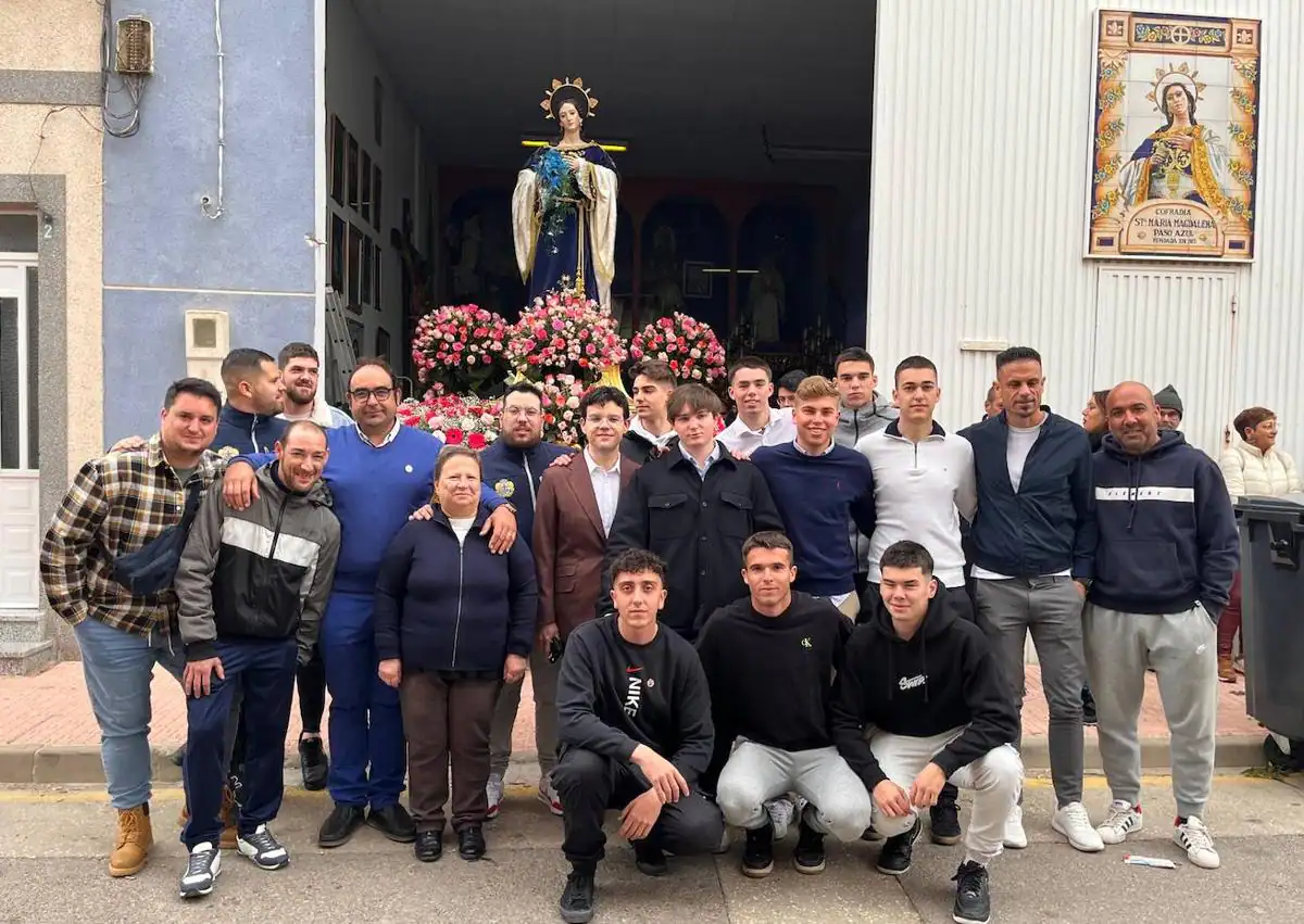 Imagen secundaria 1 - 1. Portadores posan con la talla de María Magdalena. 2. Sacan breves instantes en procesión a la Santa Mujer Veróonica. 