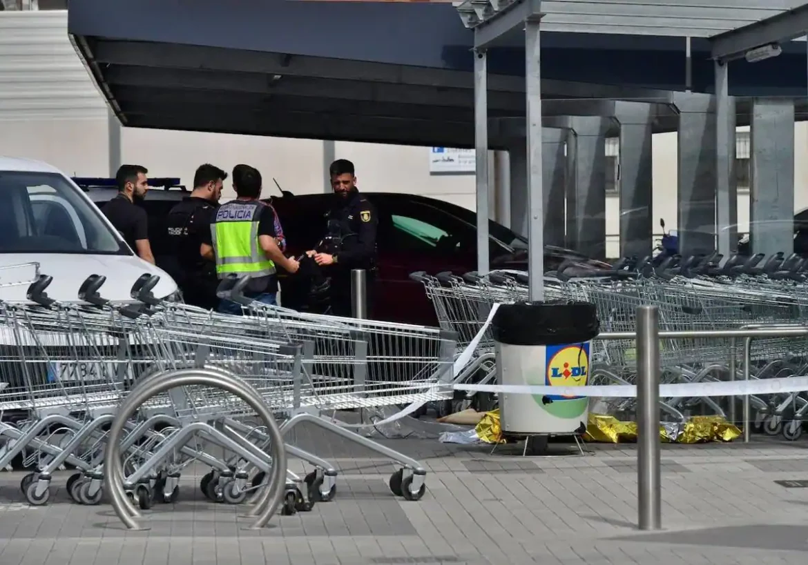 Encuentran el cadáver de un hombre en el aparcamiento de un supermercado en Murcia